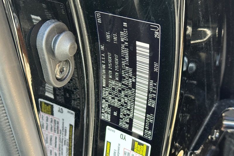 Toyota Corolla Cross Vehicle Full-screen Gallery Image 27