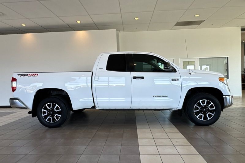 Toyota Tundra 4WD Vehicle Full-screen Gallery Image 03