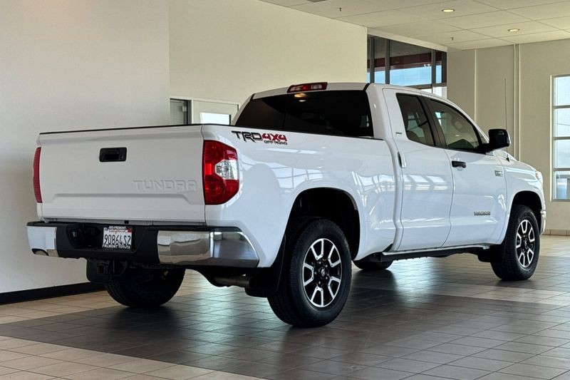 Toyota Tundra 4WD Vehicle Full-screen Gallery Image 04