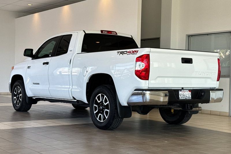 Toyota Tundra 4WD Vehicle Full-screen Gallery Image 06