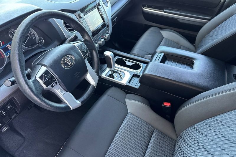 Toyota Tundra 4WD Vehicle Full-screen Gallery Image 10