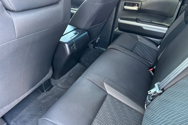 Toyota Tundra 4WD Vehicle Full-screen Gallery Image 12