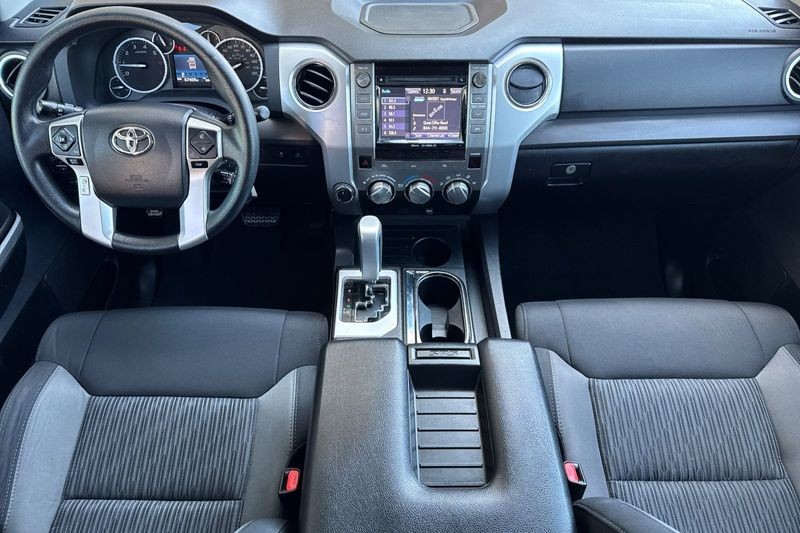 Toyota Tundra 4WD Vehicle Full-screen Gallery Image 13