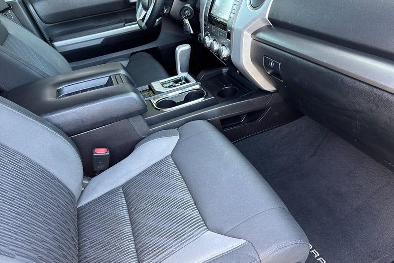 Toyota Tundra 4WD Vehicle Full-screen Gallery Image 15