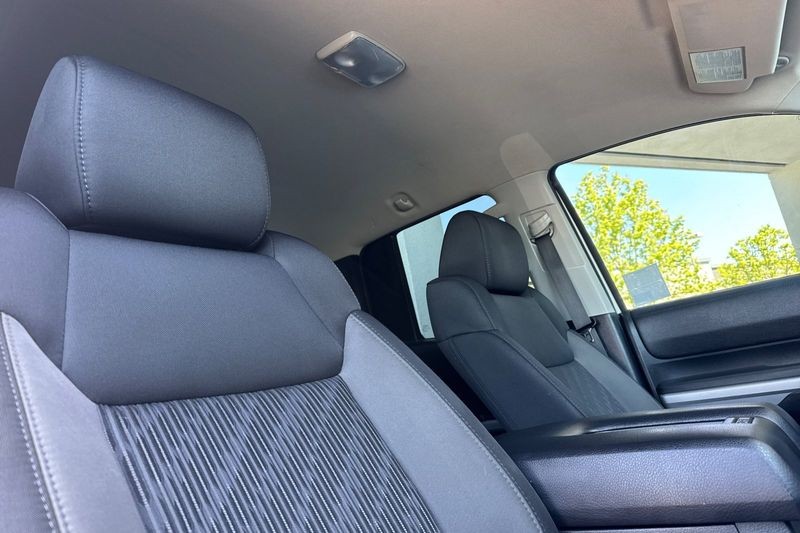 Toyota Tundra 4WD Vehicle Full-screen Gallery Image 16