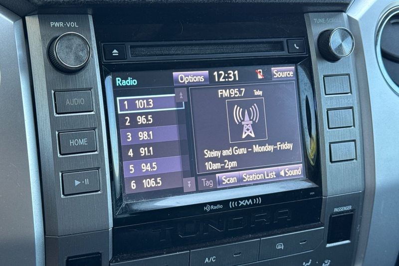 Toyota Tundra 4WD Vehicle Full-screen Gallery Image 17