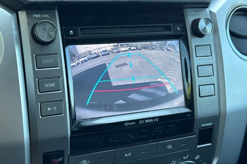 Toyota Tundra 4WD Vehicle Full-screen Gallery Image 18