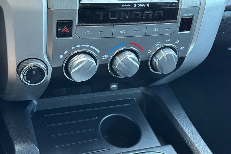 Toyota Tundra 4WD Vehicle Full-screen Gallery Image 19