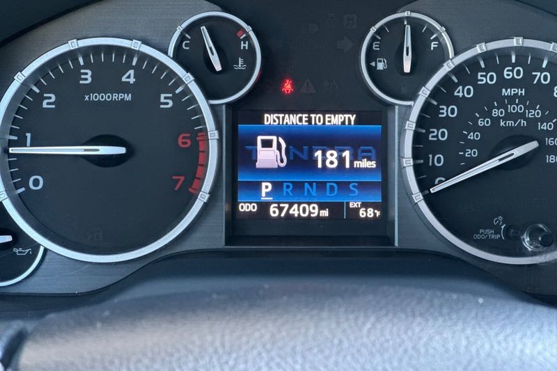 Toyota Tundra 4WD Vehicle Full-screen Gallery Image 23