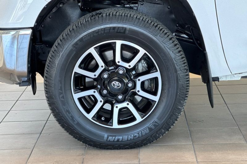 Toyota Tundra 4WD Vehicle Full-screen Gallery Image 24