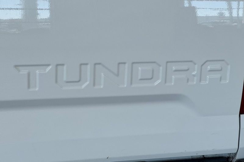 Toyota Tundra 4WD Vehicle Full-screen Gallery Image 25