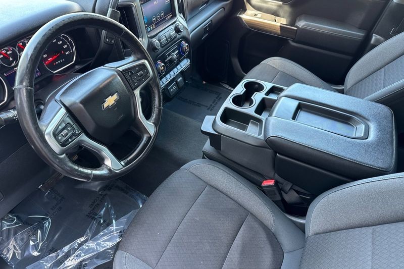 Chevrolet Silverado 1500 Vehicle Full-screen Gallery Image 10