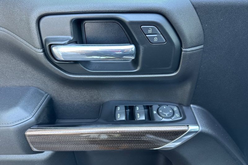 Chevrolet Silverado 1500 Vehicle Full-screen Gallery Image 11