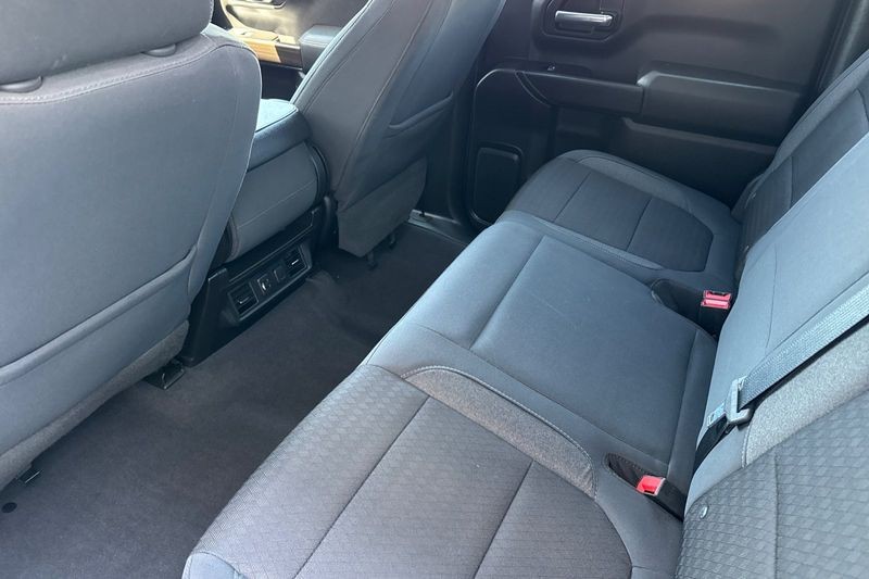 Chevrolet Silverado 1500 Vehicle Full-screen Gallery Image 12