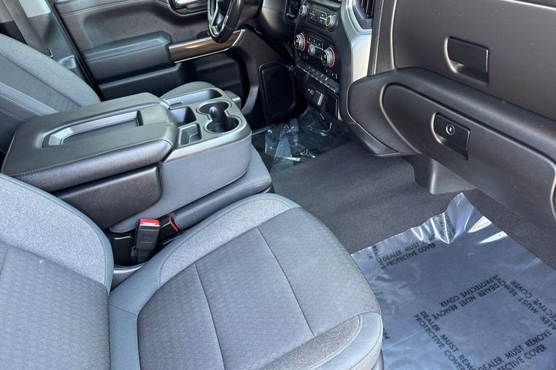 Chevrolet Silverado 1500 Vehicle Full-screen Gallery Image 15