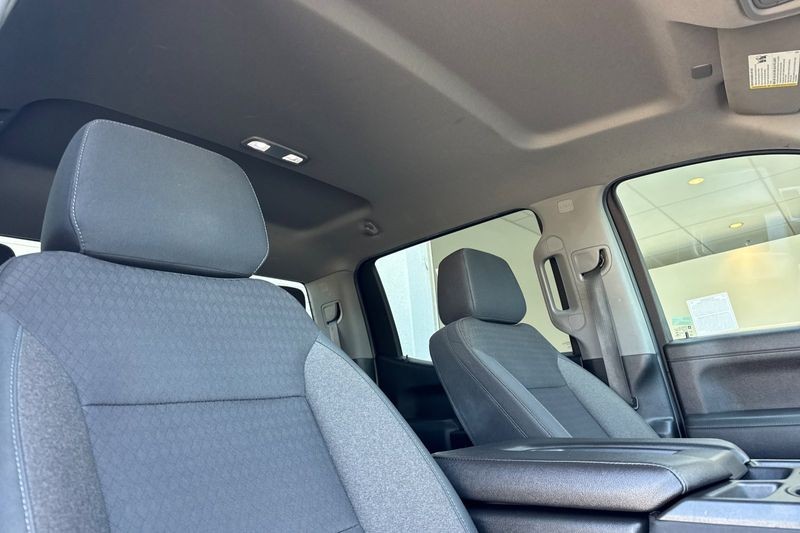 Chevrolet Silverado 1500 Vehicle Full-screen Gallery Image 16