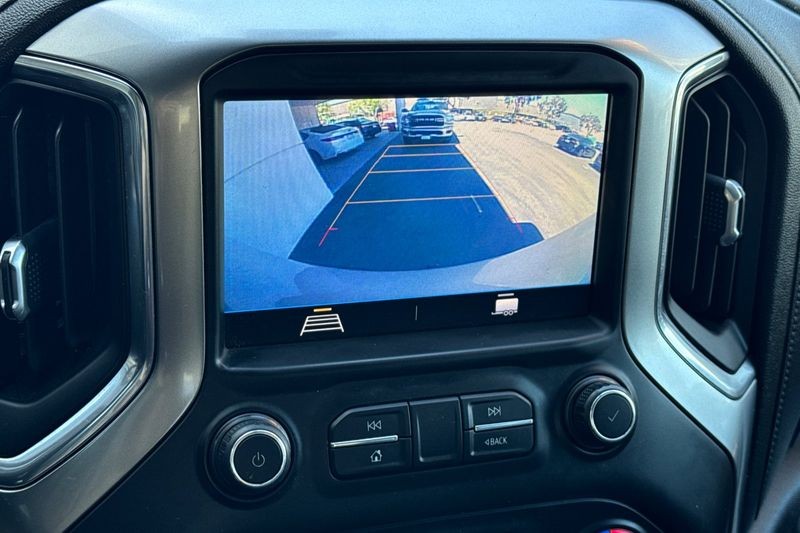 Chevrolet Silverado 1500 Vehicle Full-screen Gallery Image 18