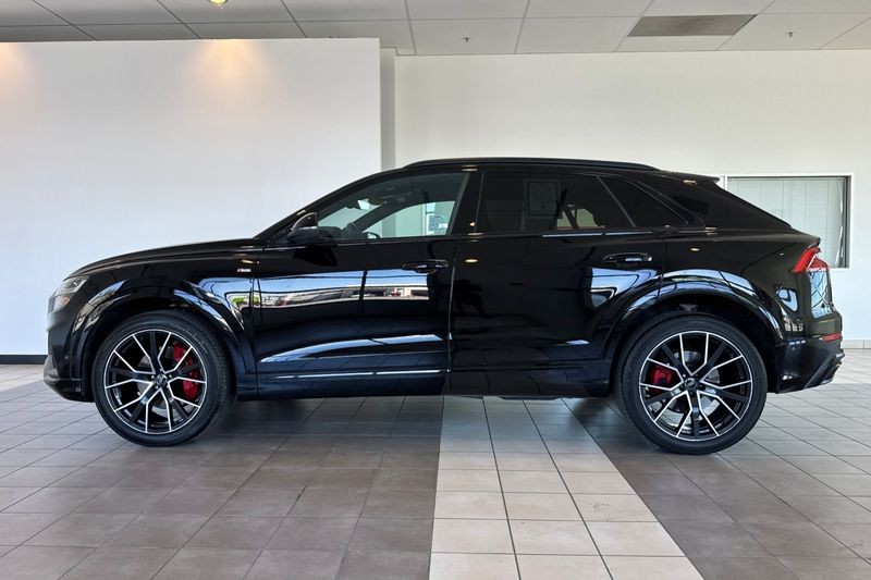 Audi Q8 Vehicle Full-screen Gallery Image 07