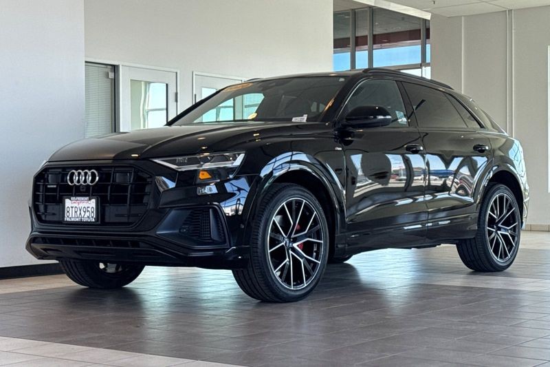 Audi Q8 Vehicle Full-screen Gallery Image 08