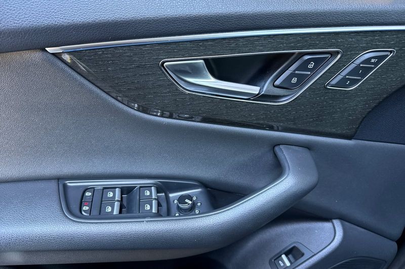 Audi Q8 Vehicle Full-screen Gallery Image 11