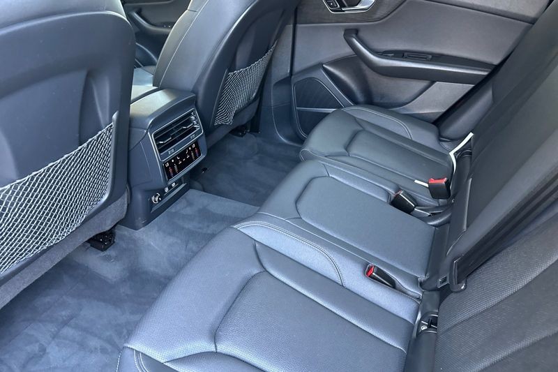 Audi Q8 Vehicle Full-screen Gallery Image 12