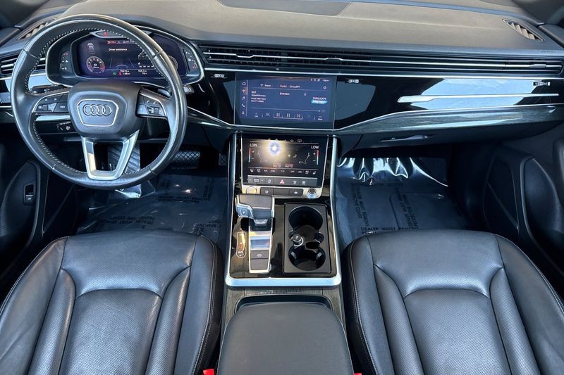 Audi Q8 Vehicle Full-screen Gallery Image 13