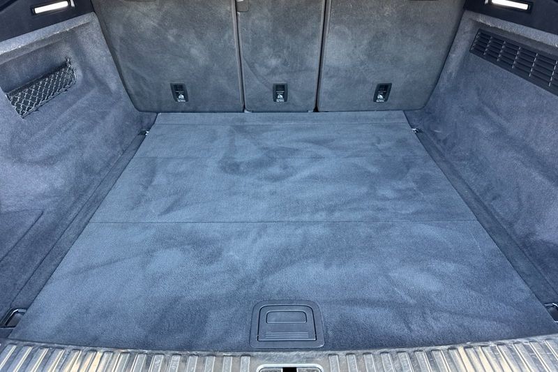 Audi Q8 Vehicle Full-screen Gallery Image 15