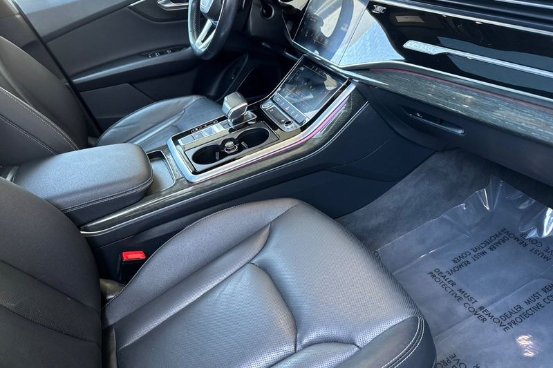 Audi Q8 Vehicle Full-screen Gallery Image 16