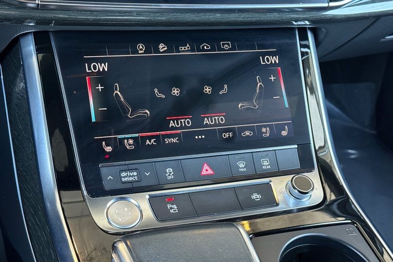 Audi Q8 Vehicle Full-screen Gallery Image 21