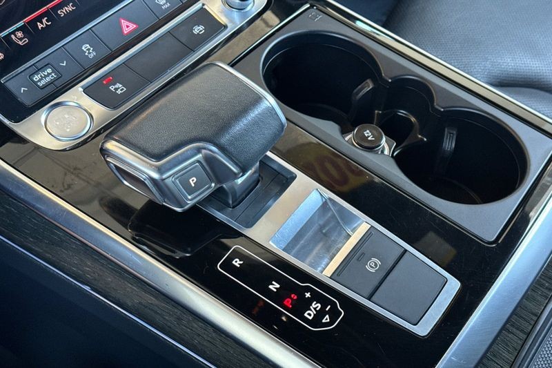 Audi Q8 Vehicle Full-screen Gallery Image 22