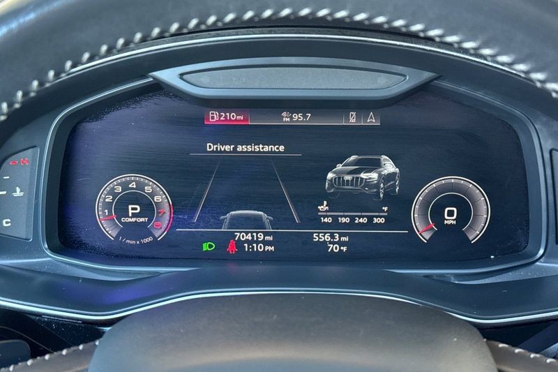 Audi Q8 Vehicle Full-screen Gallery Image 25