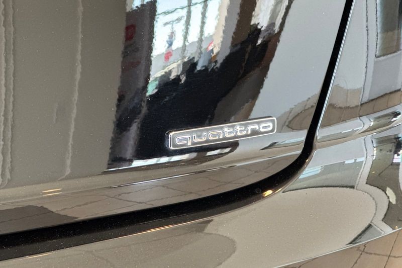 Audi Q8 Vehicle Full-screen Gallery Image 28