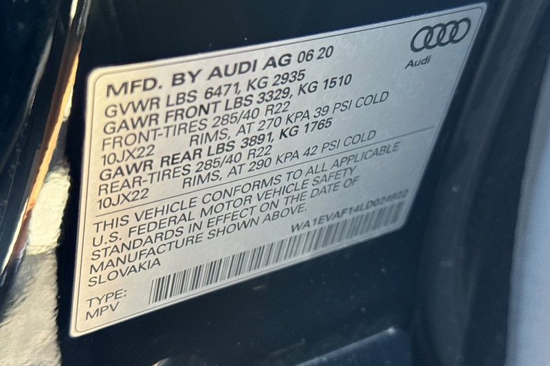 Audi Q8 Vehicle Full-screen Gallery Image 30