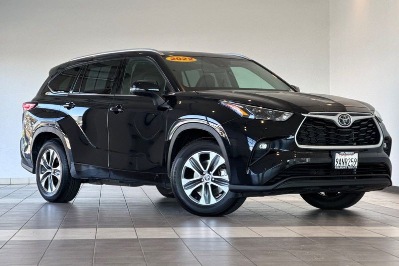 Toyota Highlander Vehicle Full-screen Gallery Image 02