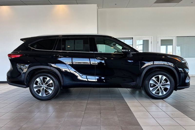 Toyota Highlander Vehicle Full-screen Gallery Image 03