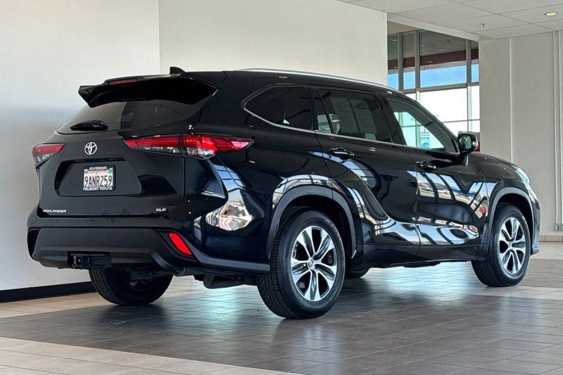 Toyota Highlander Vehicle Full-screen Gallery Image 04