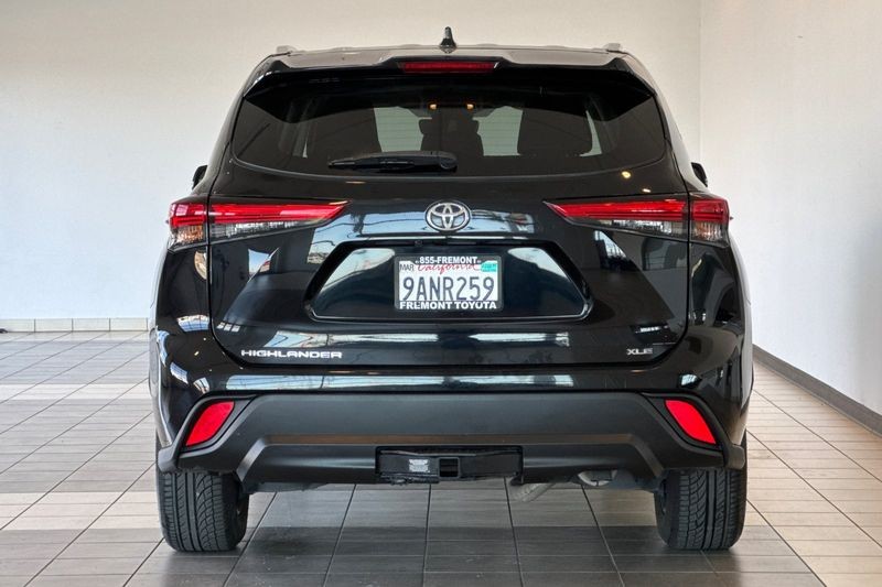 Toyota Highlander Vehicle Full-screen Gallery Image 05