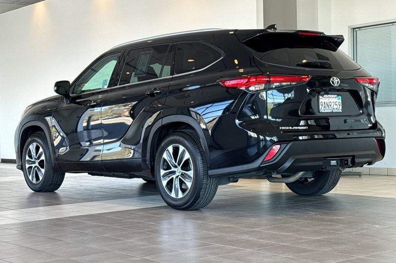 Toyota Highlander Vehicle Full-screen Gallery Image 06