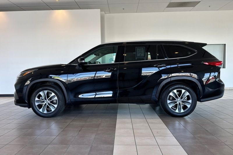 Toyota Highlander Vehicle Full-screen Gallery Image 07