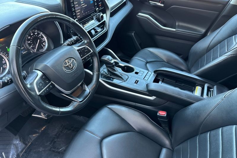 Toyota Highlander Vehicle Full-screen Gallery Image 10