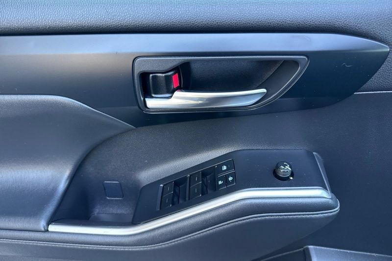 Toyota Highlander Vehicle Full-screen Gallery Image 11