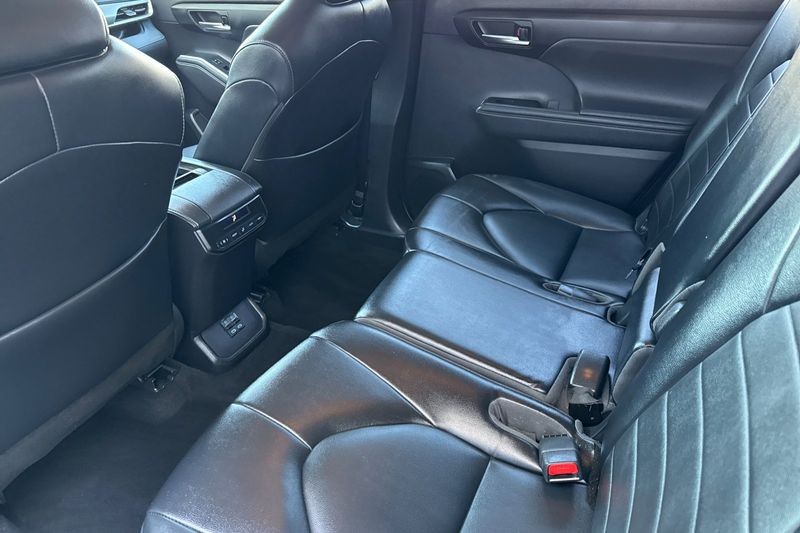 Toyota Highlander Vehicle Full-screen Gallery Image 12