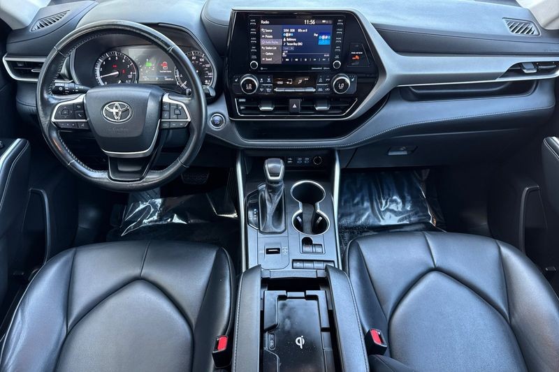 Toyota Highlander Vehicle Full-screen Gallery Image 13