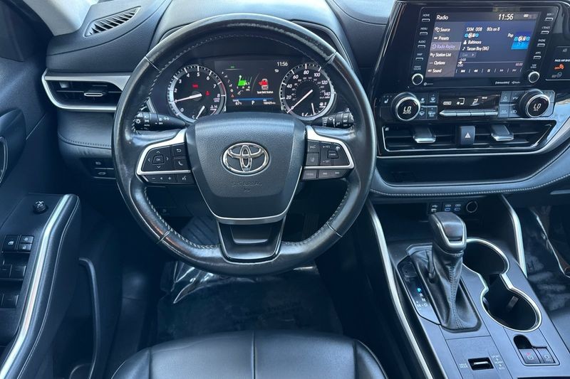 Toyota Highlander Vehicle Full-screen Gallery Image 14