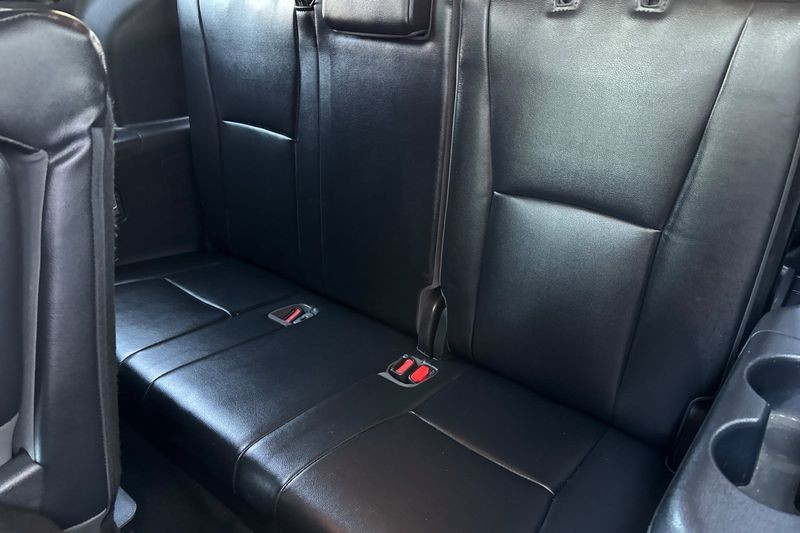 Toyota Highlander Vehicle Full-screen Gallery Image 15