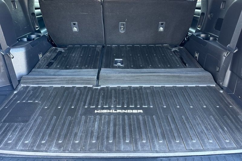 Toyota Highlander Vehicle Full-screen Gallery Image 16