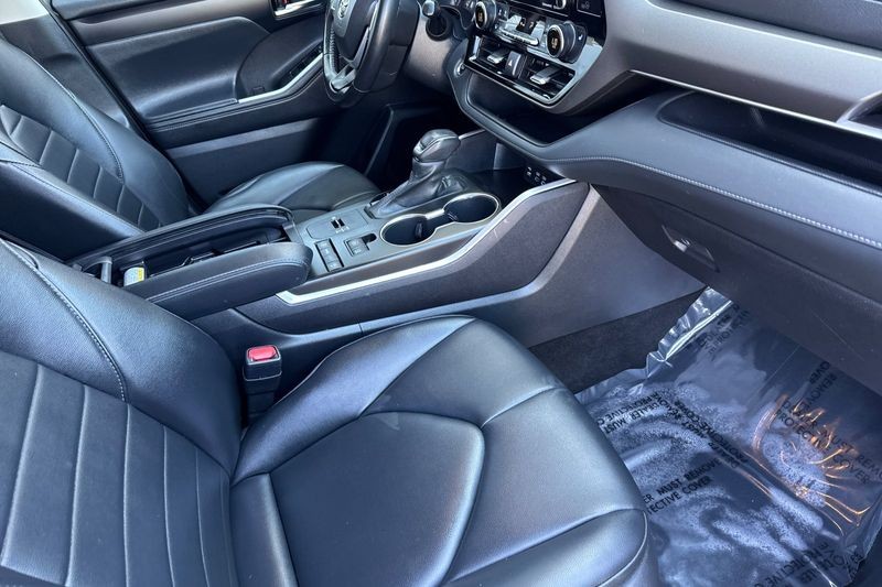 Toyota Highlander Vehicle Full-screen Gallery Image 17