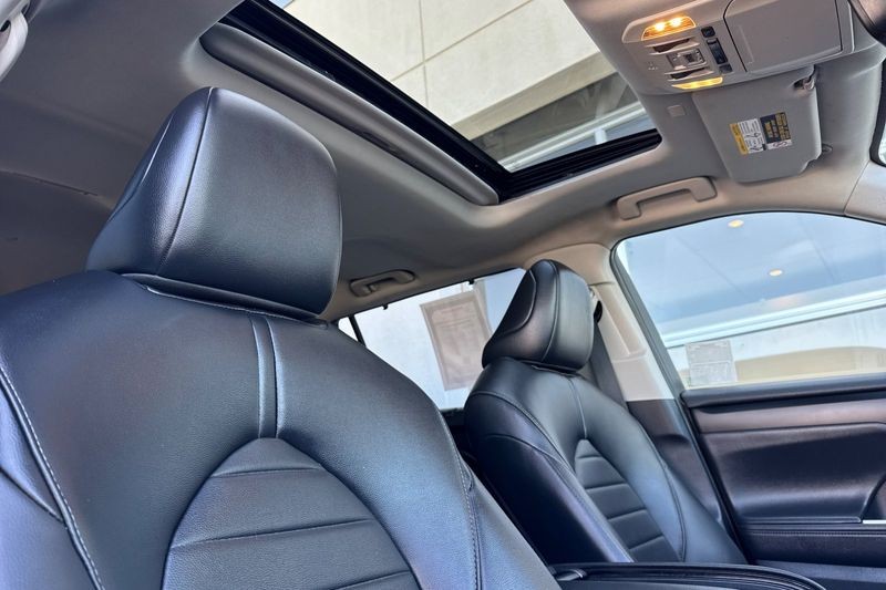 Toyota Highlander Vehicle Full-screen Gallery Image 18