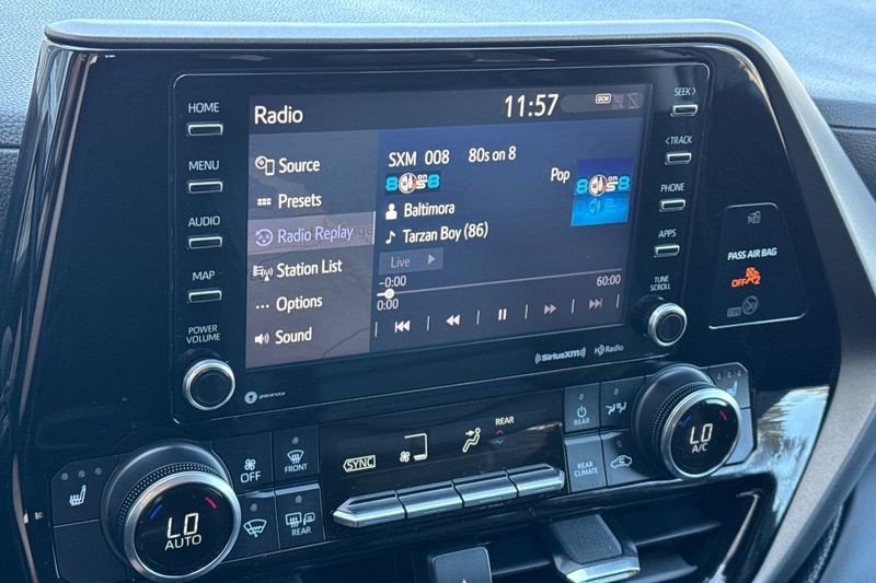 Toyota Highlander Vehicle Full-screen Gallery Image 19