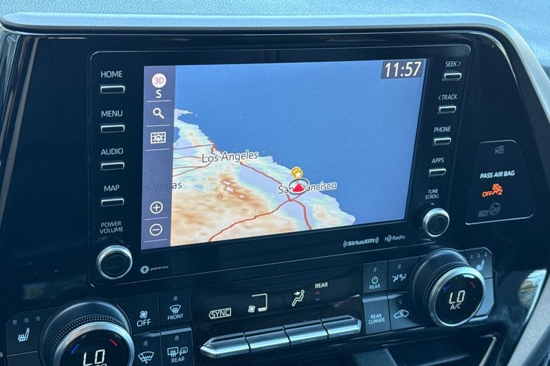 Toyota Highlander Vehicle Full-screen Gallery Image 20